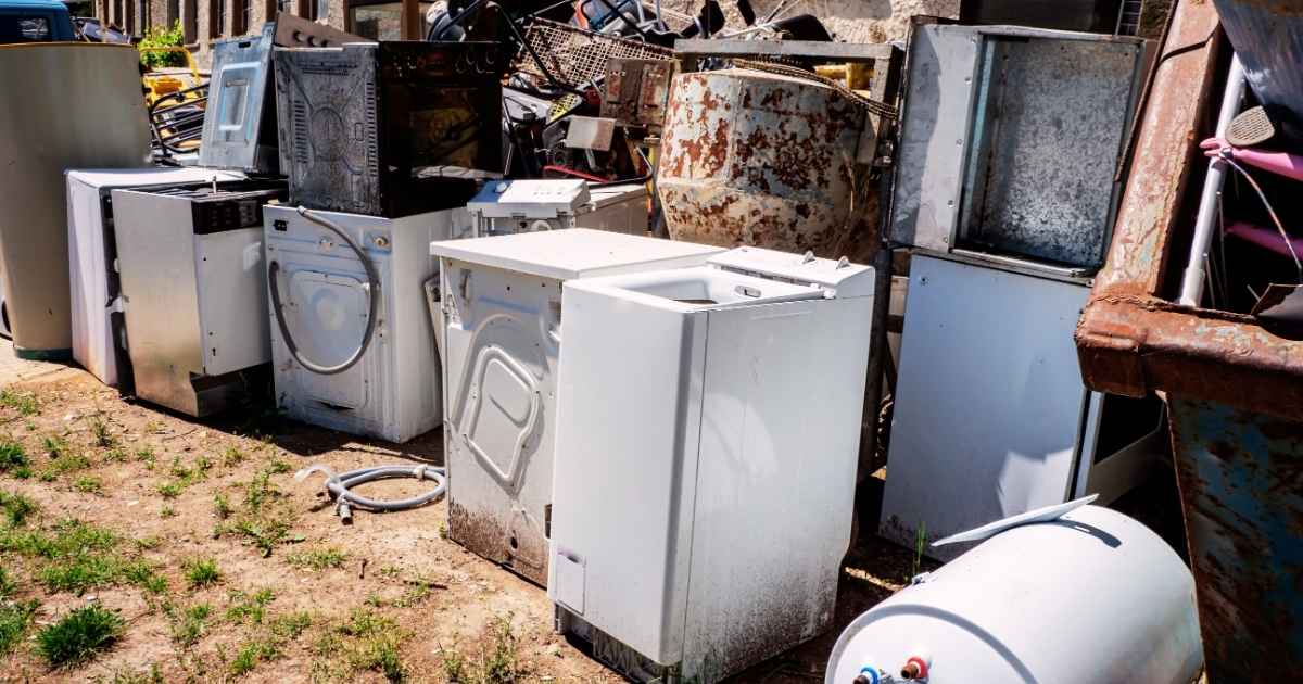 abandono de RAEE en vertedero al aire libre